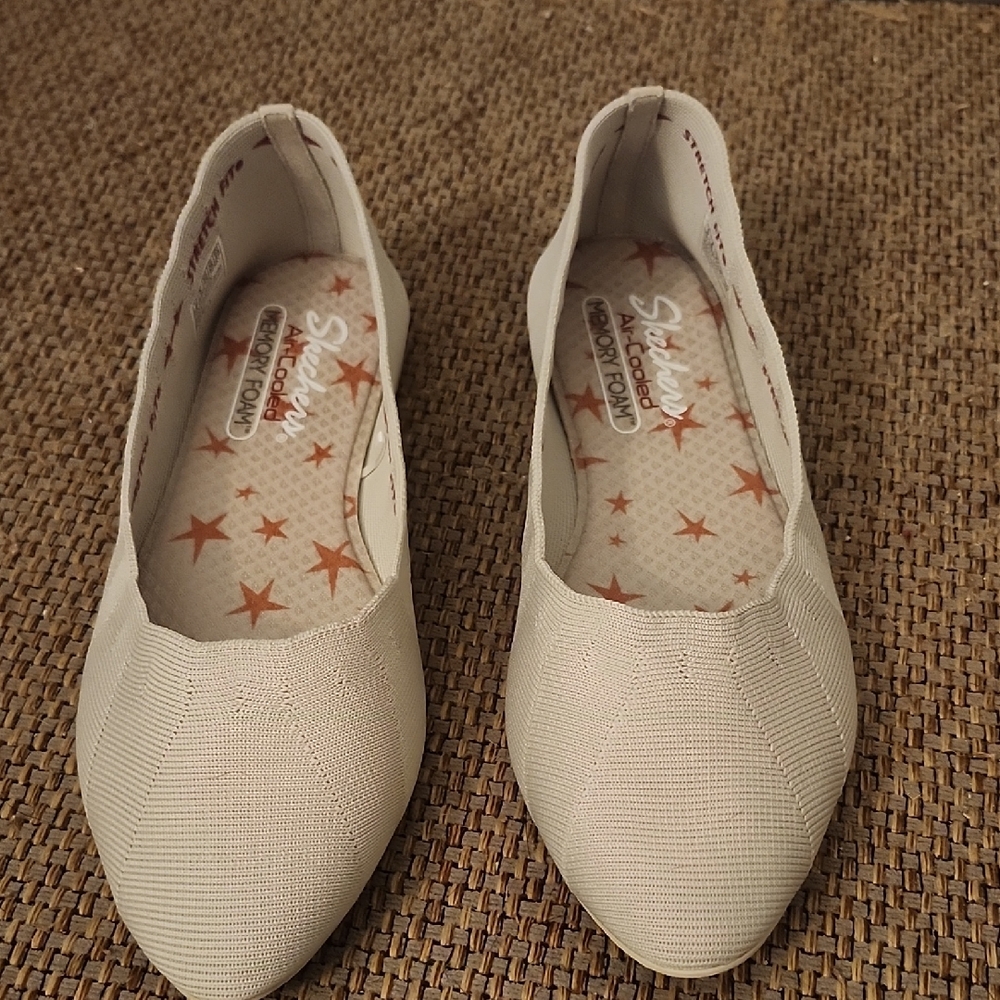 Skechers Women's Cream Flats- Never Worn
